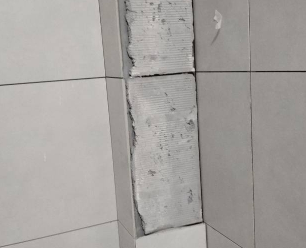 大厂瓷砖空鼓维修公司分享下瓷砖施工前基层浇水润湿程度不足，可能导致以下问题